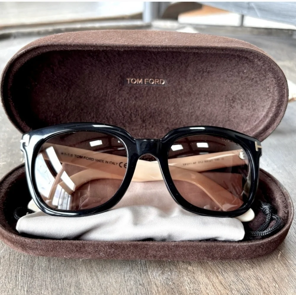Tom Ford Sunglasses Black With Ivory Colored Arms, Gold Accents, Made In Italy - Picture 2 of 11